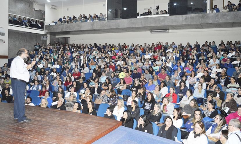 A tarde o Dr. Celso dos Santos Vasconcellos faz uma conferência com o tema Avaliação da Aprendizagem – Papel do professor neste processo de avaliação
