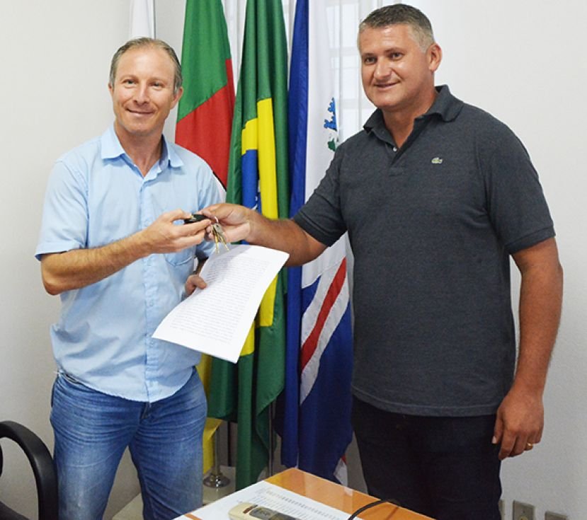 Victor recebeu de Max a ata da sessão que o elegeu presidente do Legislativo para o ano de 2018