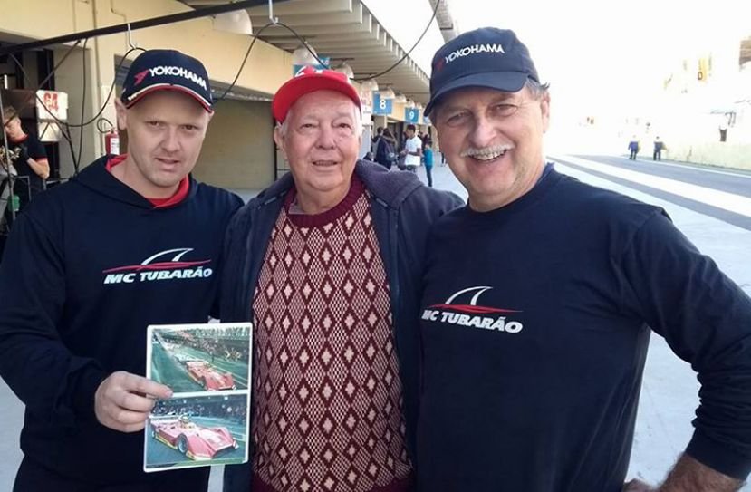 O paulista Reinaldo Basso (centro) em visita ao box da MC Tubarão. E junto trouxe uma recordação dos 500 Km de São Paulo de 2005.